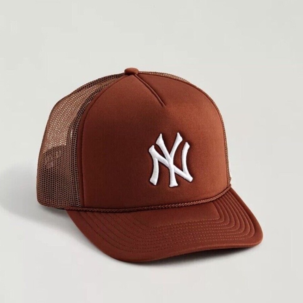 New '47 UO Exclusive New York Yankees Trucker Hat in Bronze Brown